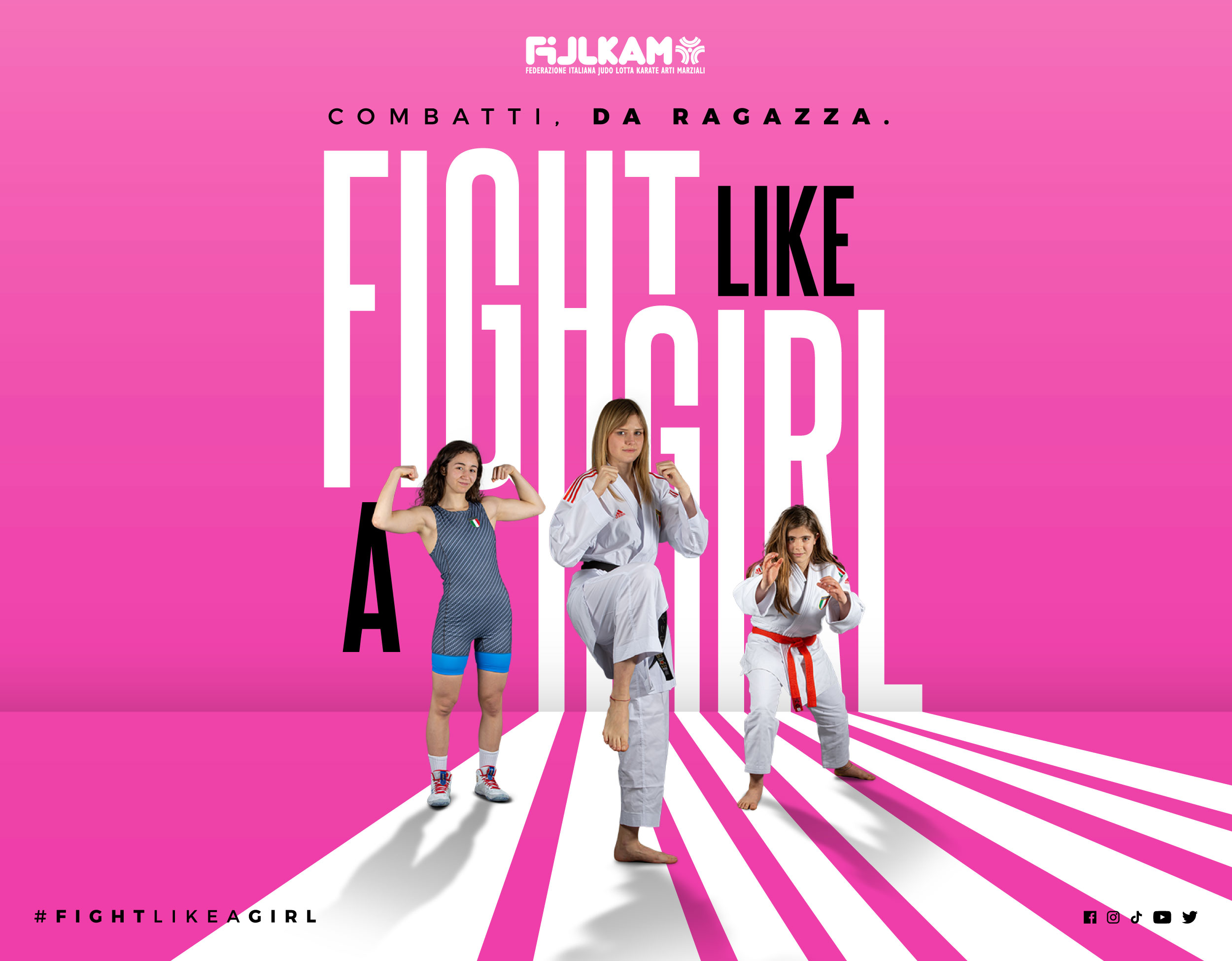 Fight Like a Girl Gruppo di ragazza bambina e donna in posa arti marziali su uno sfondo rosa