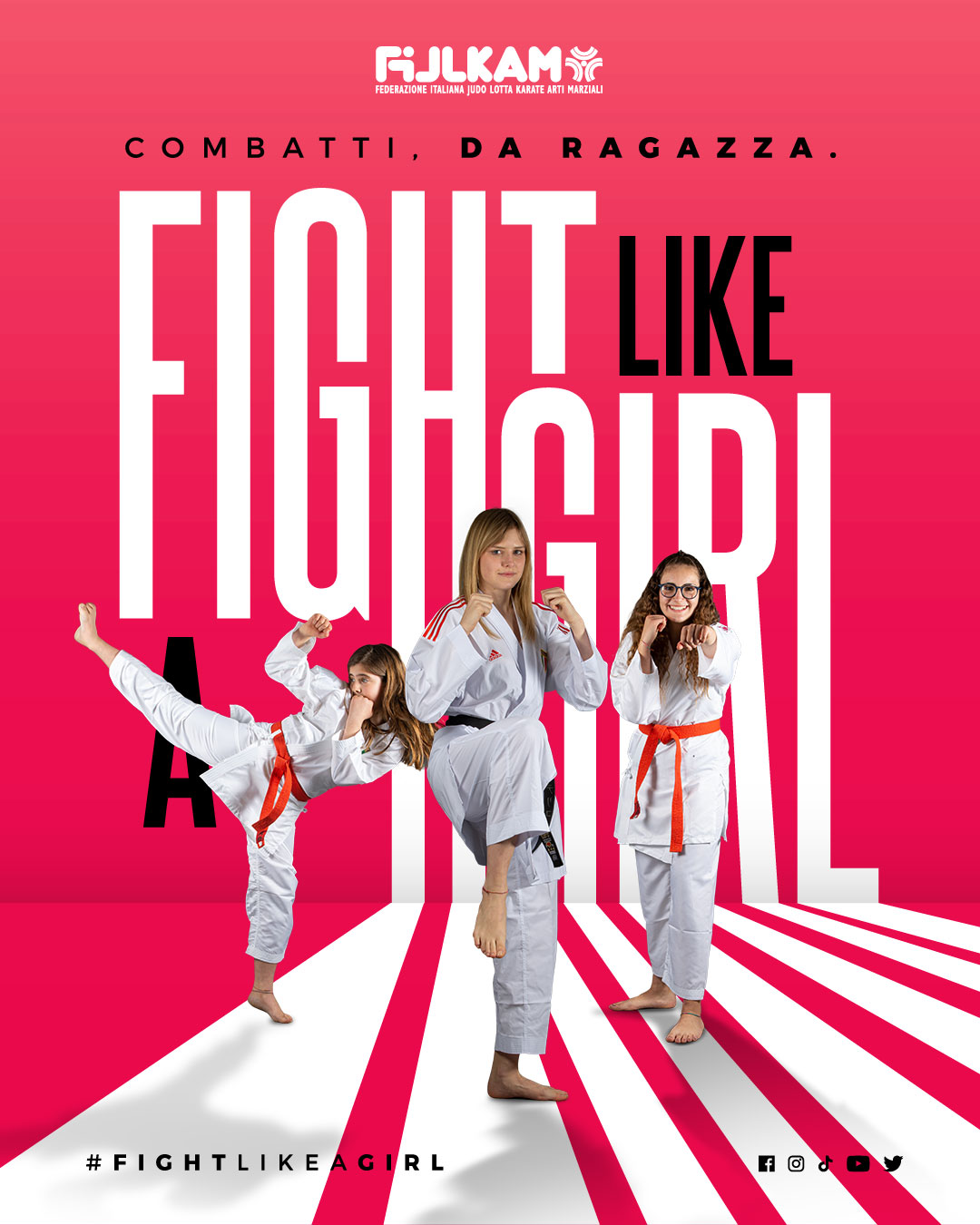 Fight Like a Girl Gruppo di ragazza bambina e donna in posa arti marziali karate su uno sfondo rosso