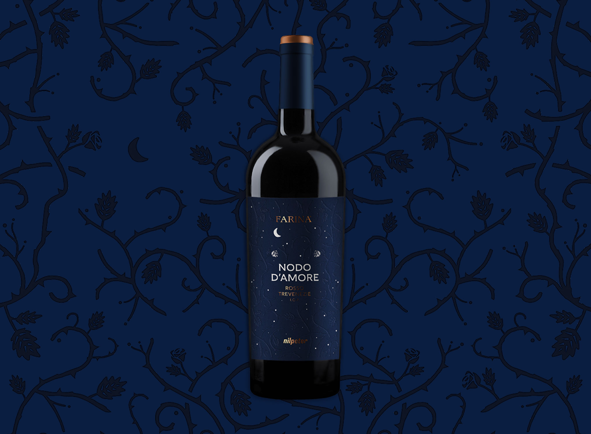 Bottiglia con etichetta blu su sfondo scuro ispirata a Romeo e Giulietta