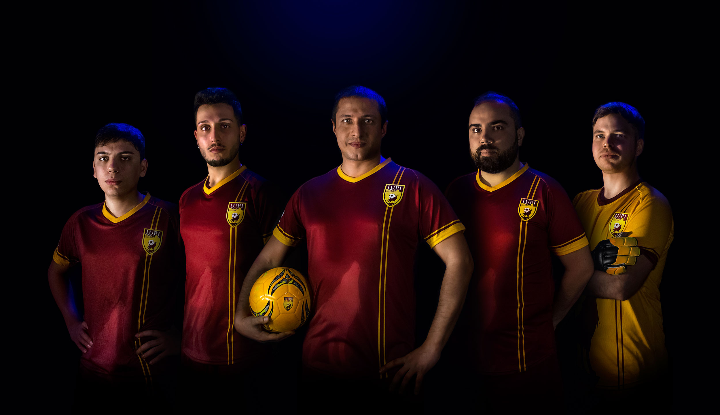 5 giocatori di calcio a 5 su sfondo nero con un pallone in mano