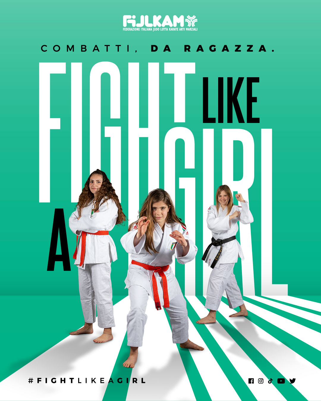 Fight Like a Girl Gruppo di ragazza bambina e donna in posa arti marziali judo su uno sfondo verde