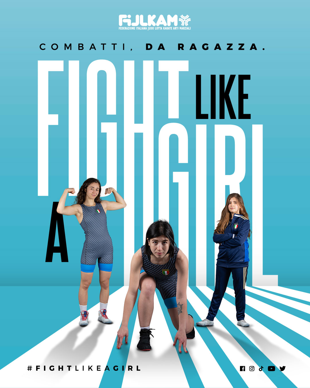 Fight Like a Girl Gruppo di ragazza bambina e donna in posa arti marziali lotta su uno sfondo blu
