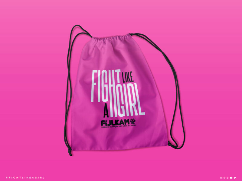 Backpack Fight Like a Girl su sfondo rosa